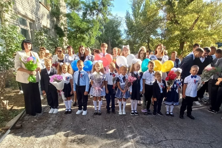 Торжественная линейка, посвящённая Дню Знаний.