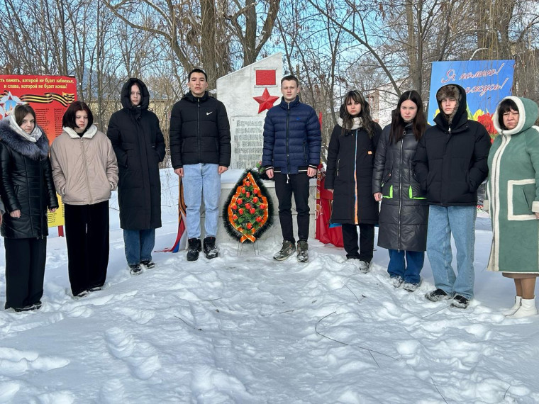 Обучающиеся 10-11 классов МОУ «СОШ п.Заволжский» возложили венок у памятника Павшим воинам.