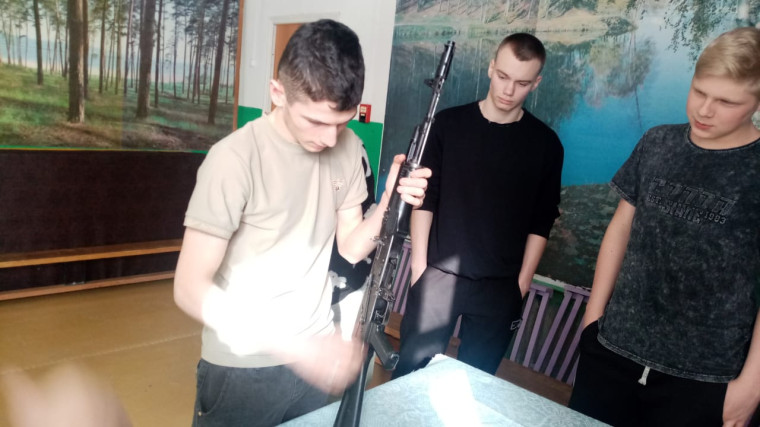 Первенство по разборке-сборке автомата Калашникова среди 8-11 классов.